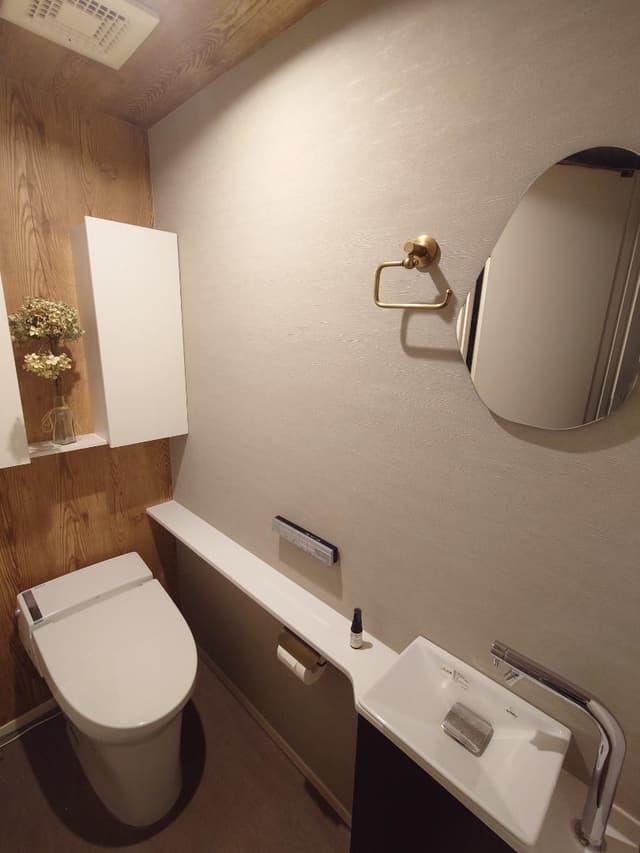 トイレです。リビングと同じアクセントクロスにしています。