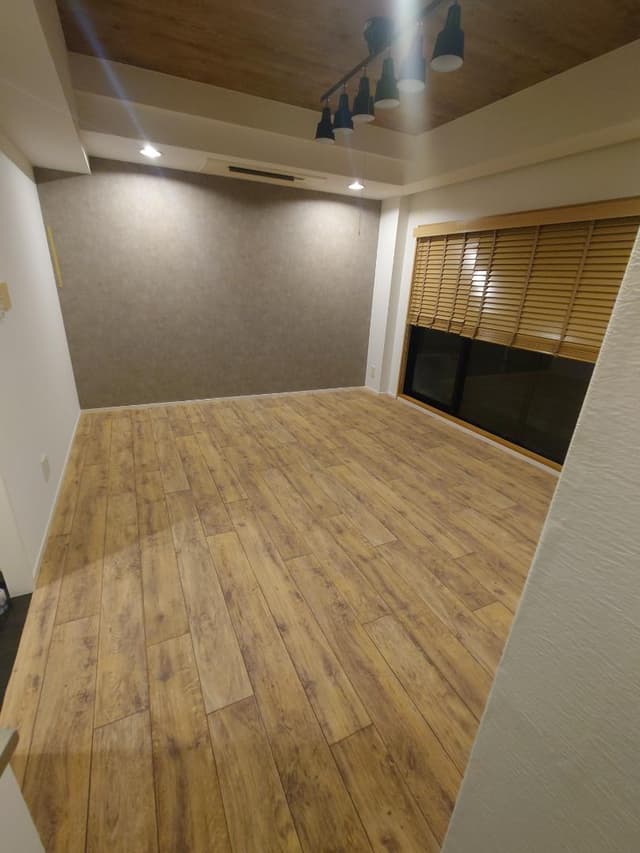 廊下側から見たリビングです。突き当たりの壁、天井はアクセントクロスです。