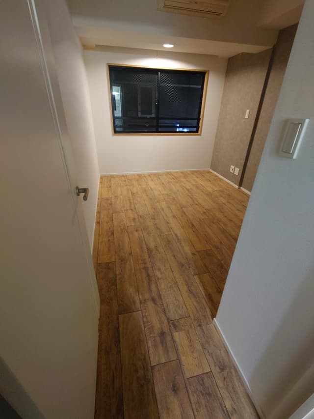 居室です。右手には2畳ほどのウォークインクローゼットがあります。