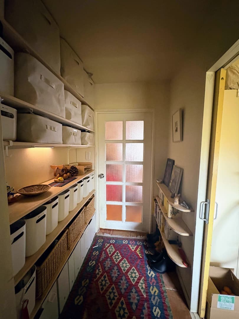 玄関からリビング方面。左は2年前に DIYした収納。右奥は同じく本棚兼飾り棚。