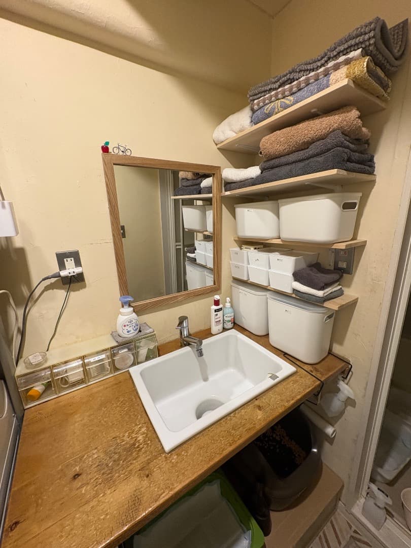 洗面です。右はユニットバス、左には洗濯機、トイレ。