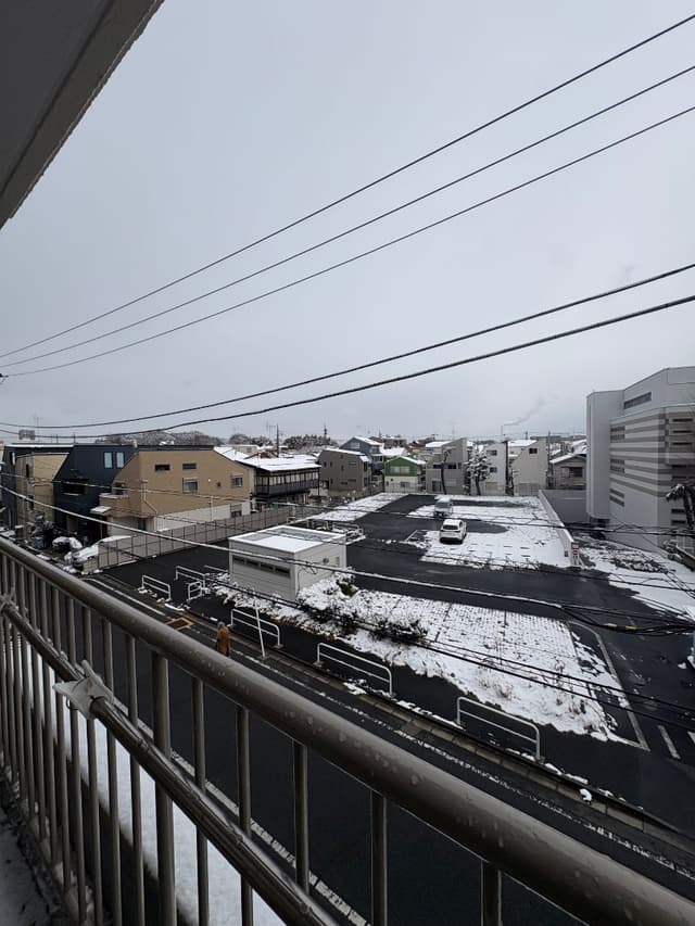 ベランダからの眺め。全面は病院駐車場なので、大きな建物が建つ心配は現時点ではありません。