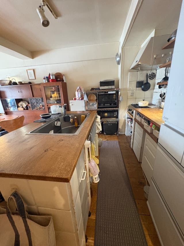 アイランドキッチン。天板はパインですが長年の使用で少々荒れてきています。一度シンクを外してカンナをかければ復活しそうです。