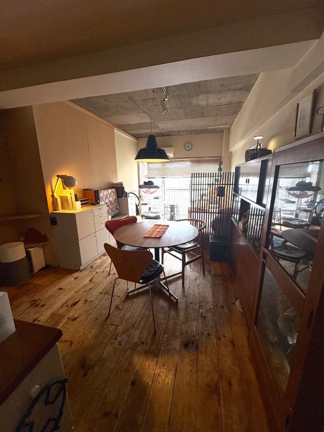 キッチン方面からリビングダイニング。天井、リビング方面はコンクリート表しです。