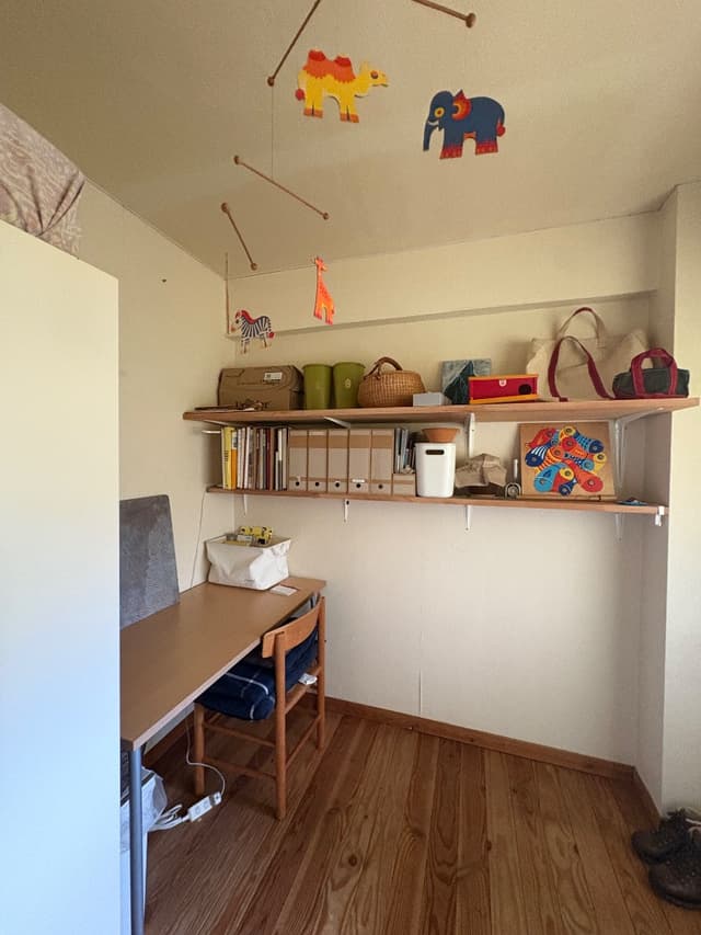 手前の4.5畳の部屋。子供部屋にしていました。収納はないため、クロゼットを置いています。