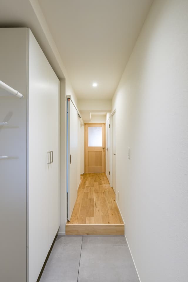 廊下の左右には居室が2部屋、洗面所、トイレがあります。