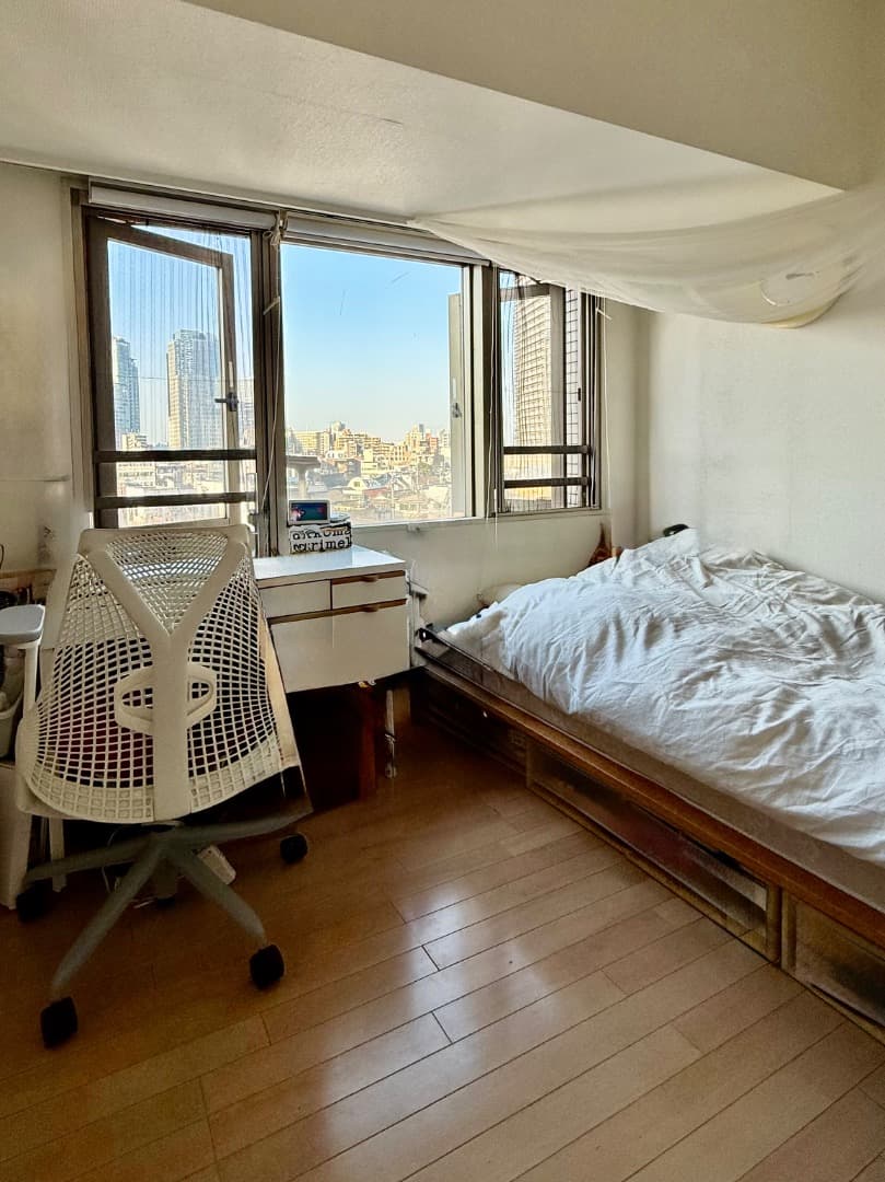 ベッドルーム
角部屋なので、2箇所に窓があり、こちらからもベランダへ出ることができます。
こちらの方角も低層地域のため、遠くまで見晴らしが良く、天気が良い日や夕日などはとてもきれいに眺めることができます。少し小さめのウォーク・インクローゼットもあるので収納には困りません。