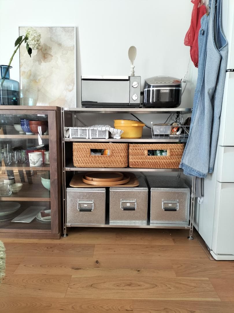 キッチンから壁沿いに冷蔵庫、棚収納を入れています。