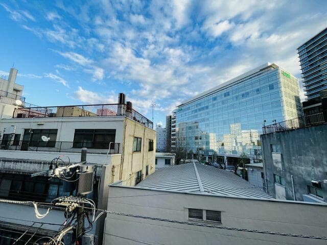 バルコニーからの眺めです。
朝8時から11時くらいまで、日当たりが良いです。