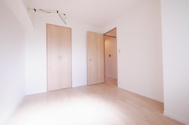 玄関に近い個室です西向きに窓があり、書斎や子供部屋、寝室使いができます。