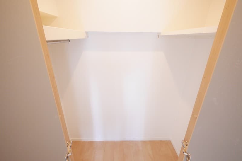 個室のクローゼットです。
衣装ケースや収納ボックス置き、洋服がけに多機能に使えます。