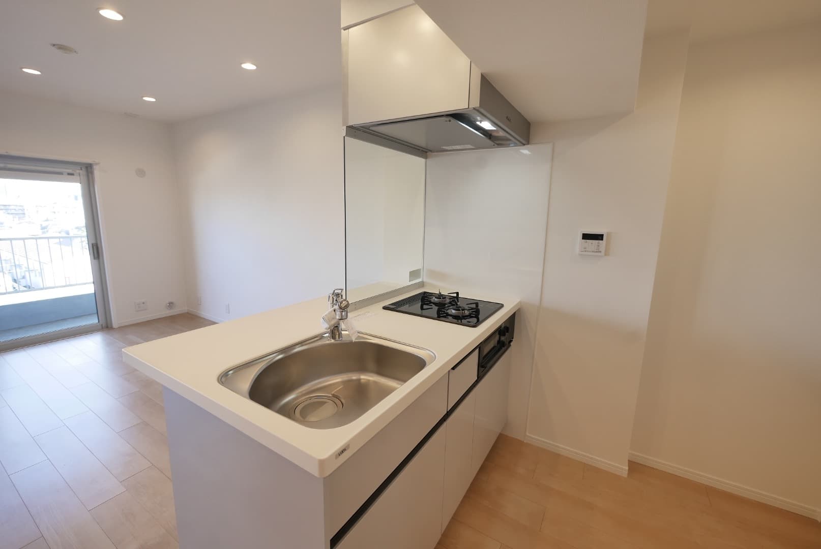 コンパクトなキッチンスペース流しとコンロの下に収納スペース有り。
コンロはガス二口。
水道は浄水器内蔵タイプ。