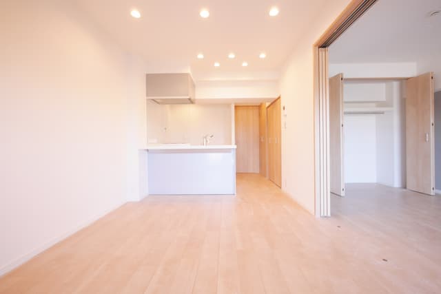 ダイニングです。
東向きのベランダ二面から採光、景色は抜群です☆