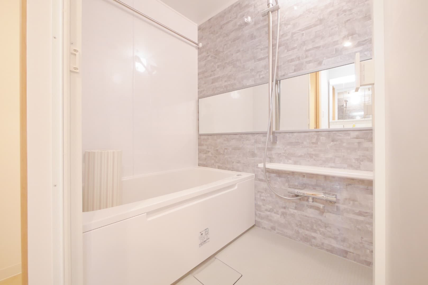 お風呂は広く、浴室暖房と乾燥完備です。