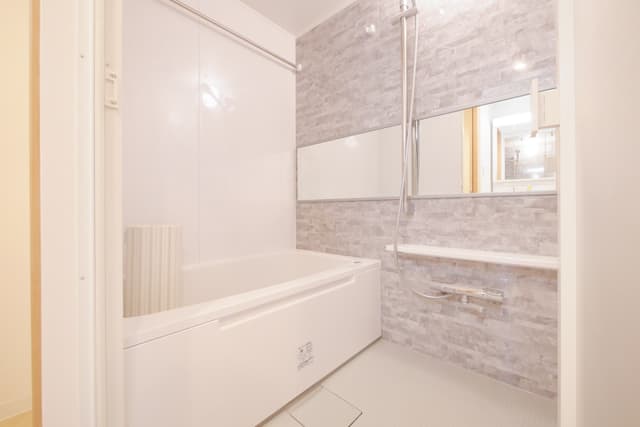 お風呂は広く、浴室暖房と乾燥完備です。