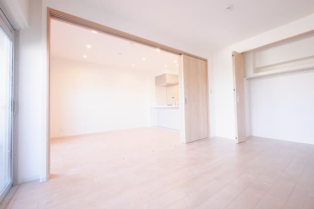 ダイニングは間仕切りで、広いリビングスペースにも個室(寝室など)スペースにもなるので、多様な用途が可能です。
幅広なクローゼットもあります。