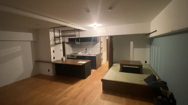 リビング。小上がりは掘り炬燵になっていて収納も兼ねてますが取り外し可能。壁は右側だけ水色塗装。(廊下〜リビングは壁紙では無く塗装です)
※リノベ直後なので照明つける前で暗いです。