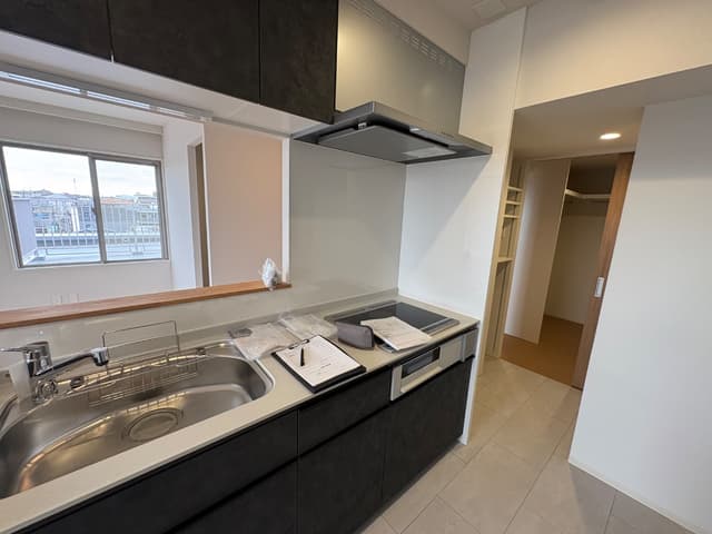 キッチンとウォークインは繋がっており、生活しやすい設計。冷蔵庫はパントリー前に設置されており生活感無くせる構造。