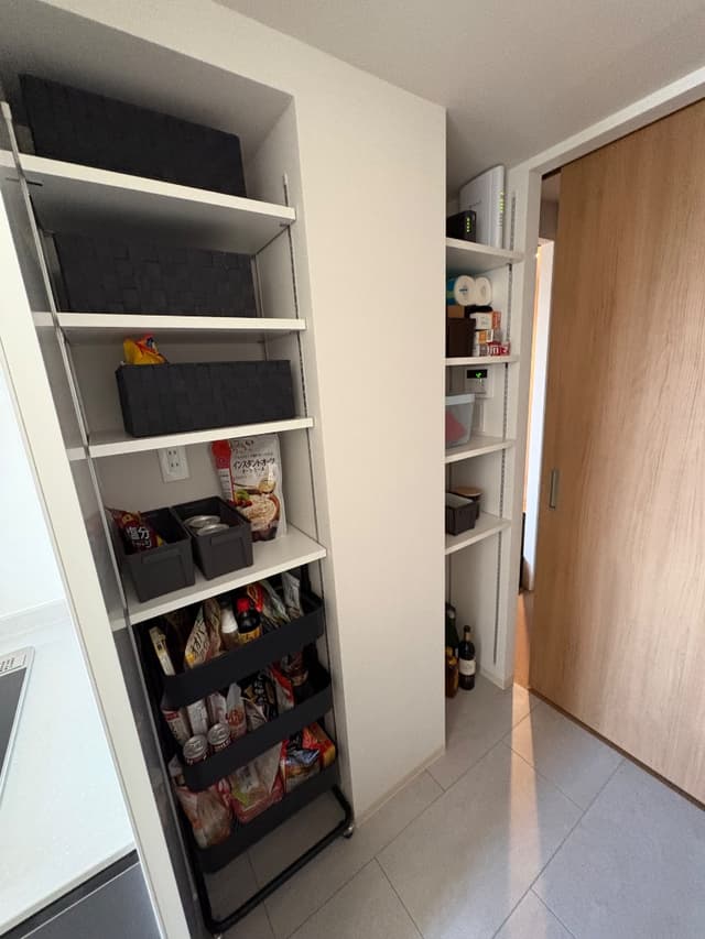 収納力たっぷりのキッチンのパントリー。