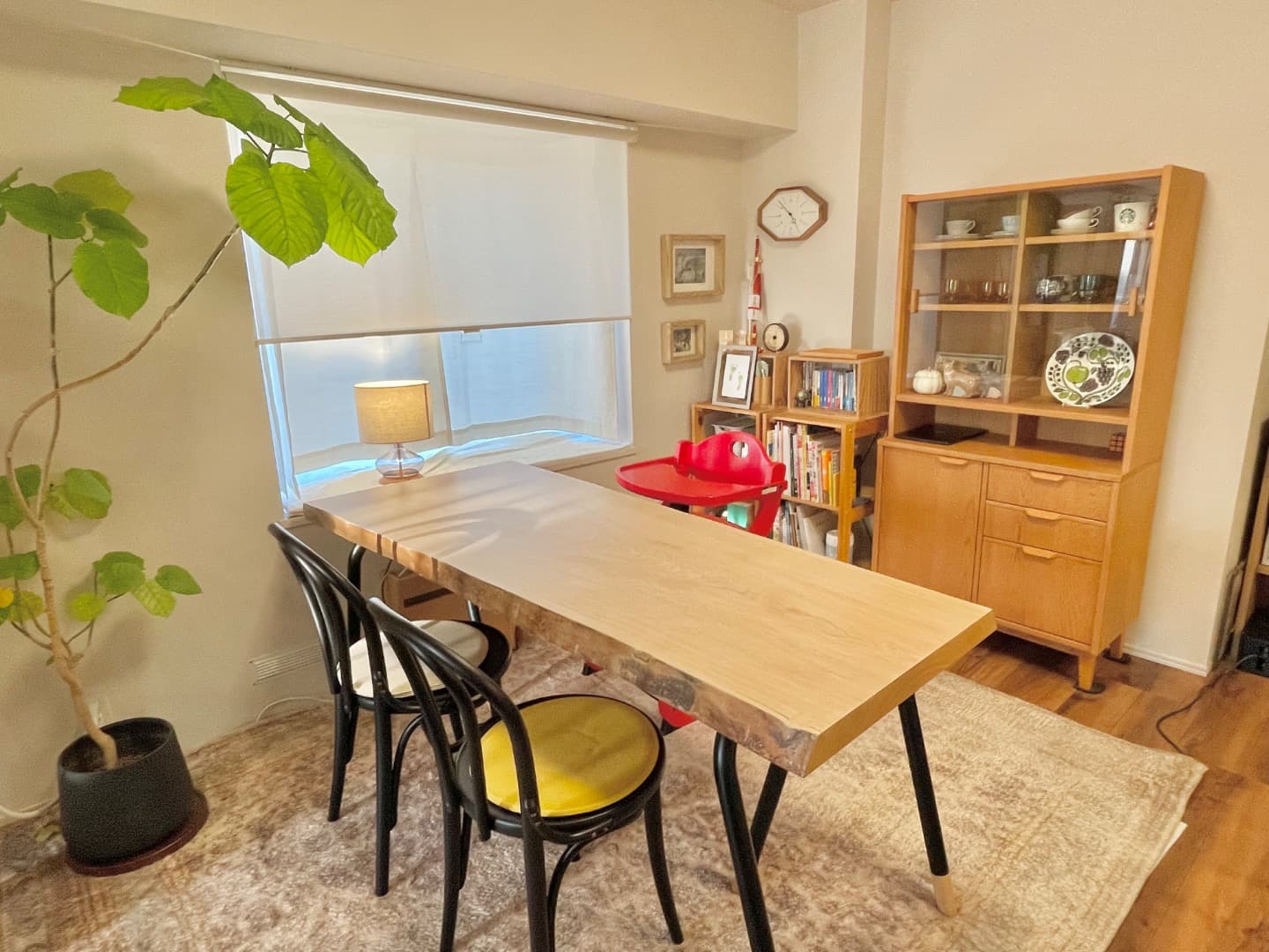 出窓の奥行きが気持ちのいいリビング。