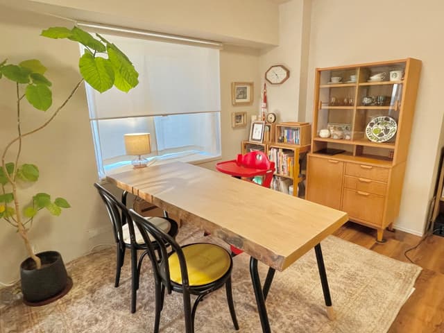 出窓の奥行きが気持ちのいいリビング。