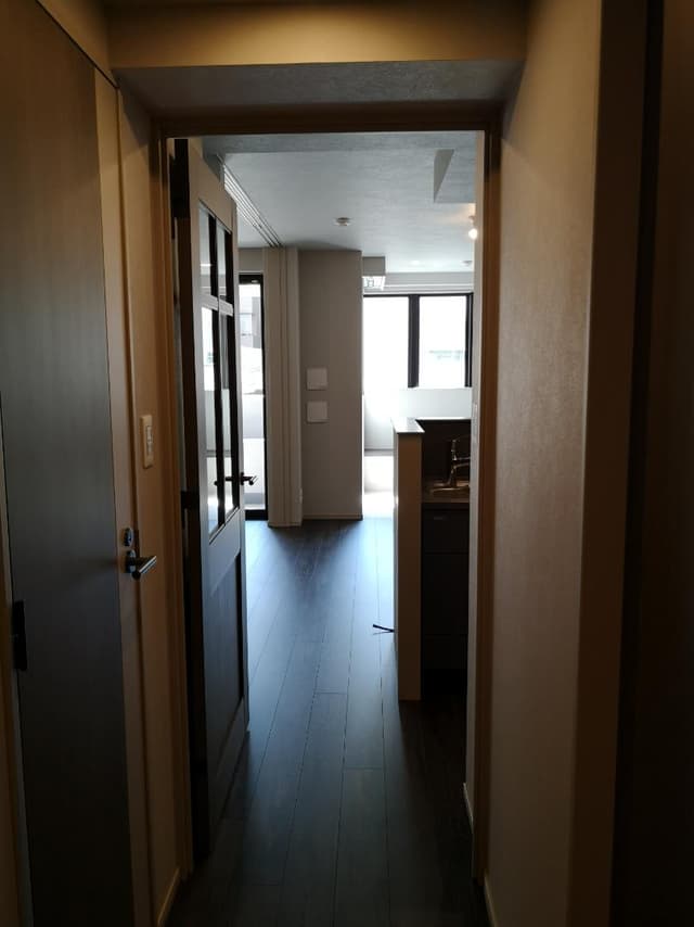 廊下から見たリビング（入居前）