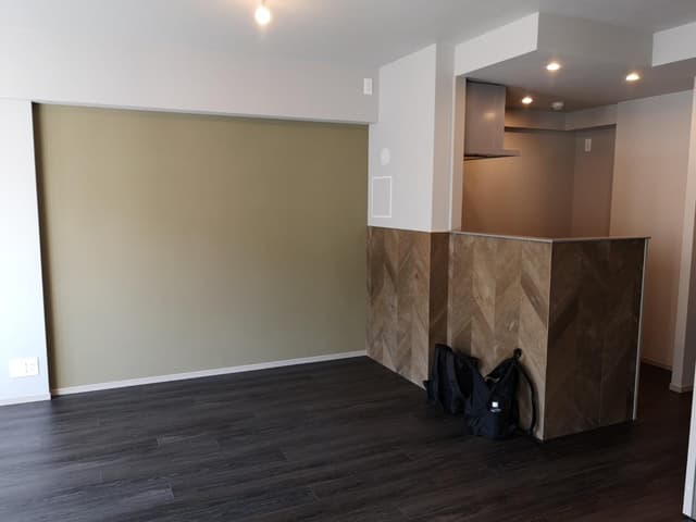 リビング（入居前）。現在は壁に生活に伴う汚れが着いてしまっています。