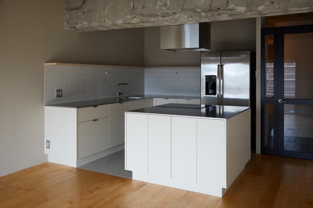 造作キッチンで、作業スペースが広く使いやすいです。Boschの食洗機が付いているのと、給水接続された海外製の大型冷蔵庫が付いています。