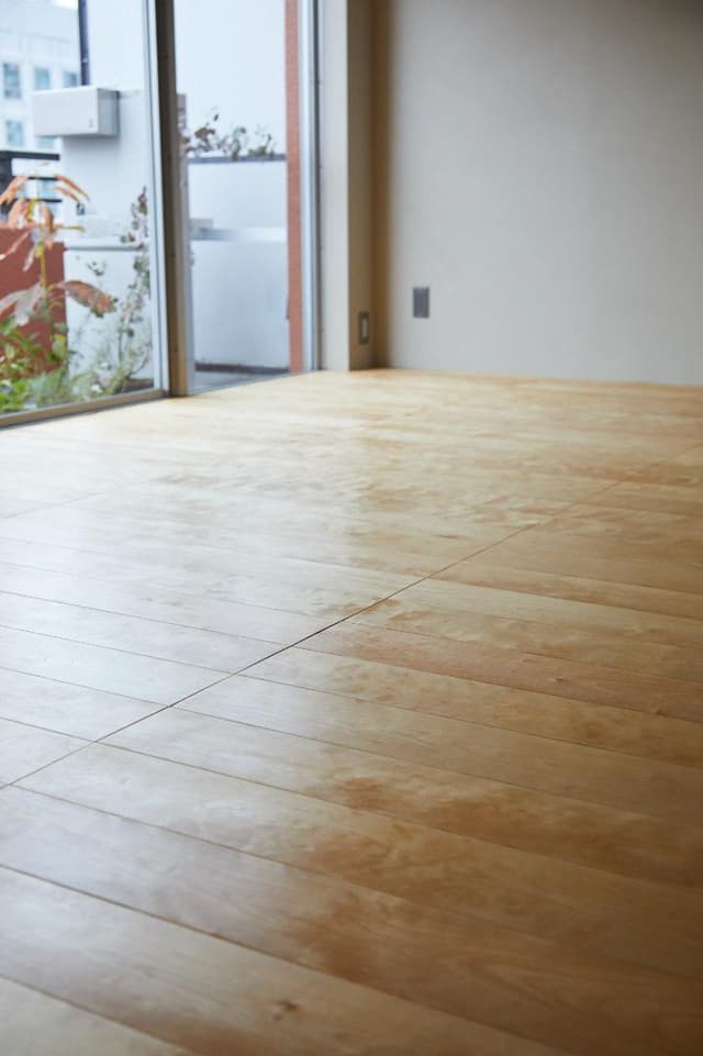 リビングはバーチ材の節なし定尺無垢フローリングです。