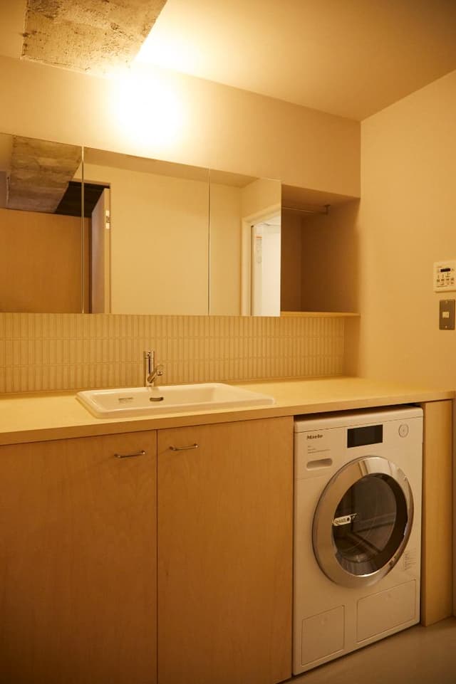 洗面所です。Mieleの洗濯乾燥機ハイエンドモデル付きです。