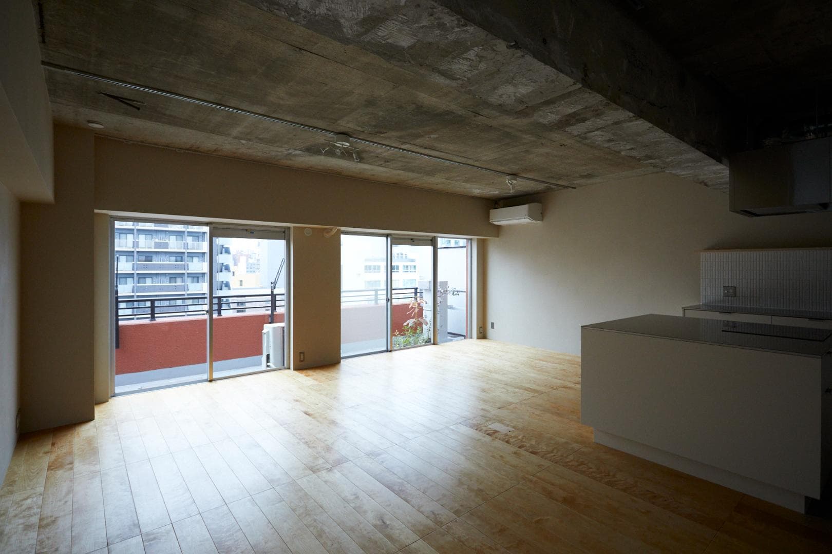 最上階の角部屋。LDKの開口は東向きで朝日がよく入ります。