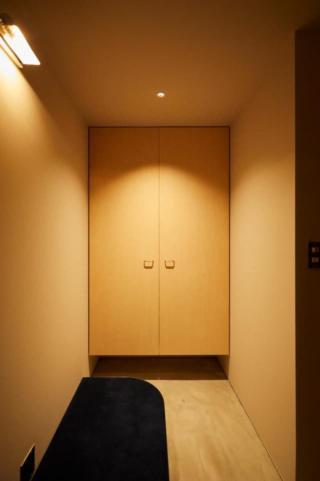 玄関のシューズクローゼットです。床材はネイビーのカーペットです。