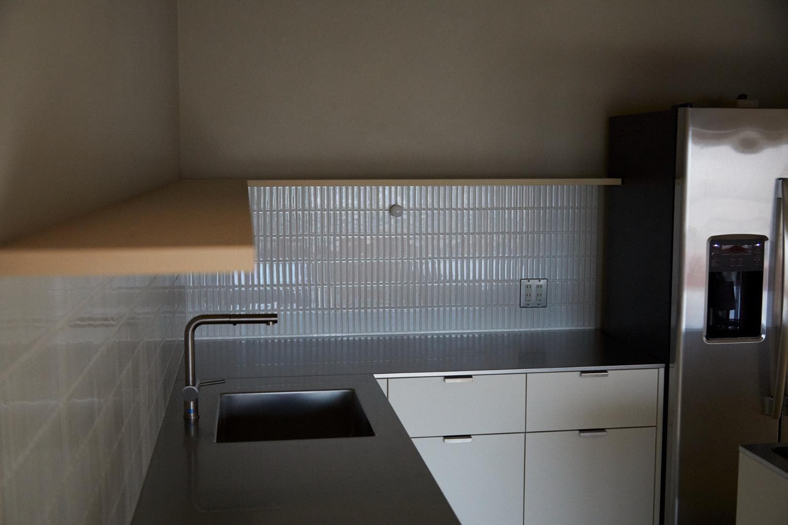 キッチンのコーナー部分です。タイル張りになっています。