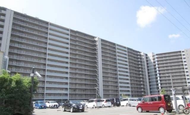 平置きの駐車場があります。大きさは3種類ありますが、１世帯１台置けます。