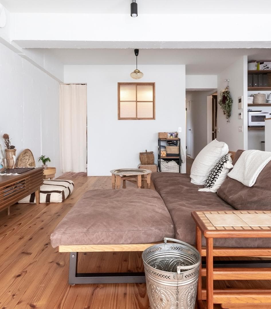 ベランダ側から見たリビング。
奥に見える室内窓の先は寝室。
小上がりになっていてシングルのお布団が二枚ひけるギリギリの広さ。
小上がり下は収納になっています。