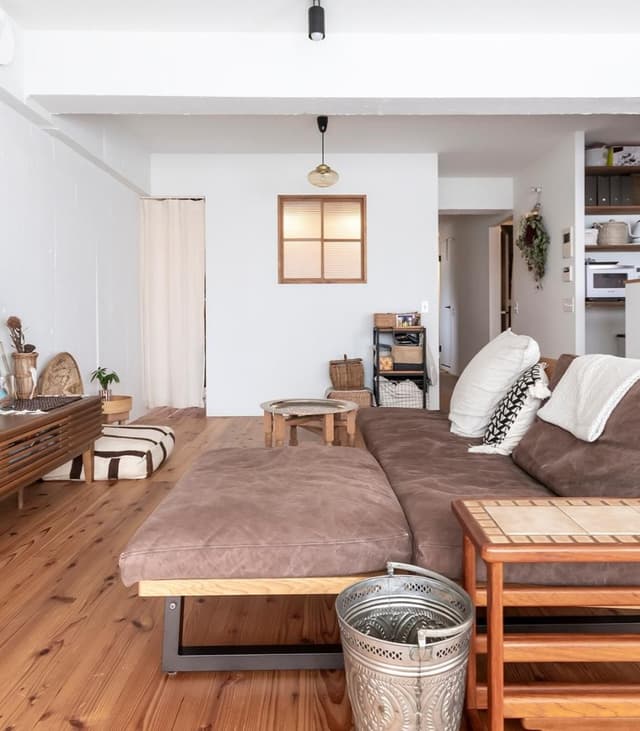 ベランダ側から見たリビング。
奥に見える室内窓の先は寝室。
小上がりになっていてシングルのお布団が二枚ひけるギリギリの広さ。
小上がり下は収納になっています。