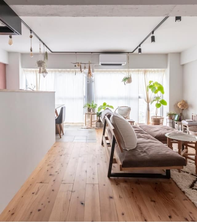 リビングダイニング
ダイニング部分はタイル張り
東向で日当たり良好です。
玄関側の窓も開けるとかなり風通しが良いです。