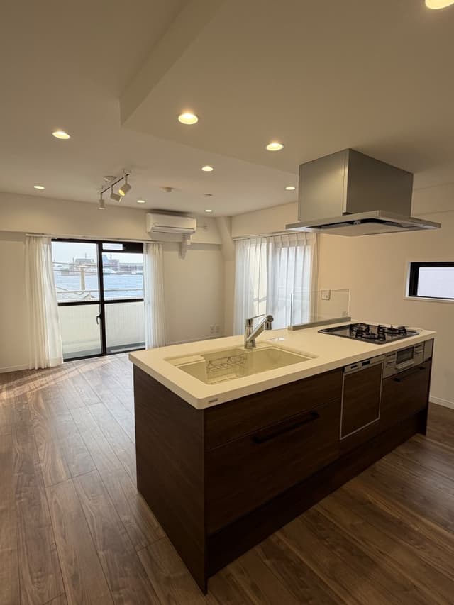 リビングは日当たりと風通しが非常に良く、心地よい居住空間です。