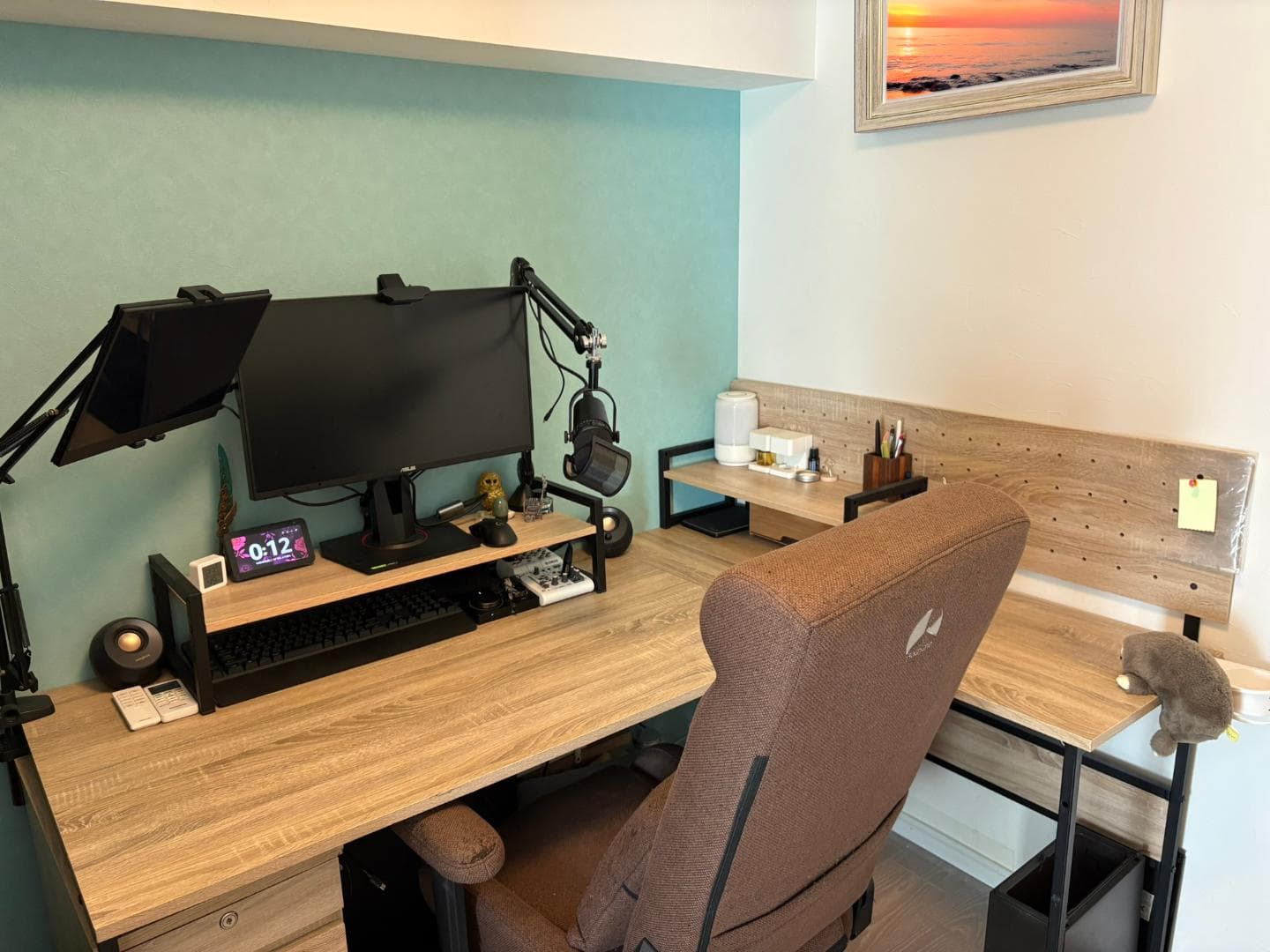 完全防音です。音楽室とかで使われているグレモンハンドルのドアと、防音室専用の換気扇がついています。