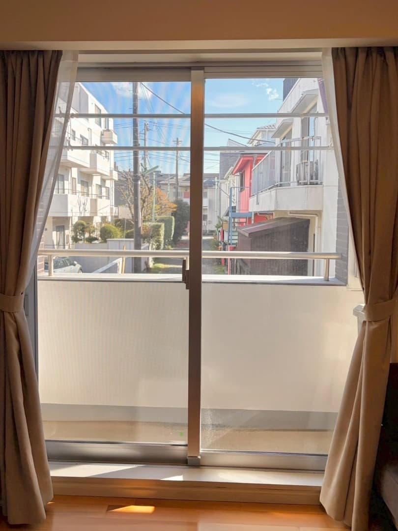 ベランダからの眺望。
目の前が私道、隣接する建物はキリスト教会なので視界は開けています。
人通りはありますが2階部分なので視線は気になりません。