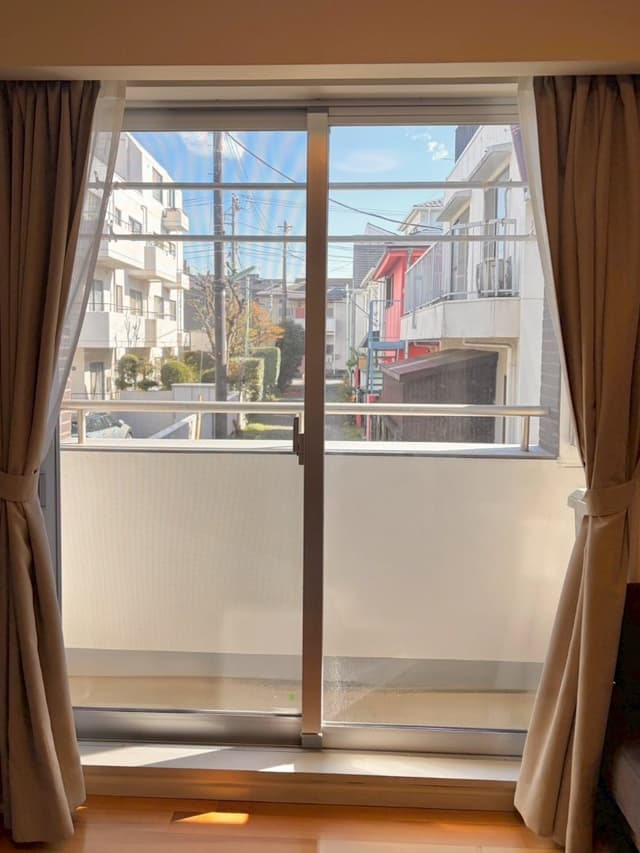 ベランダからの眺望。
目の前が私道、隣接する建物はキリスト教会なので視界は開けています。
人通りはありますが2階部分なので視線は気になりません。