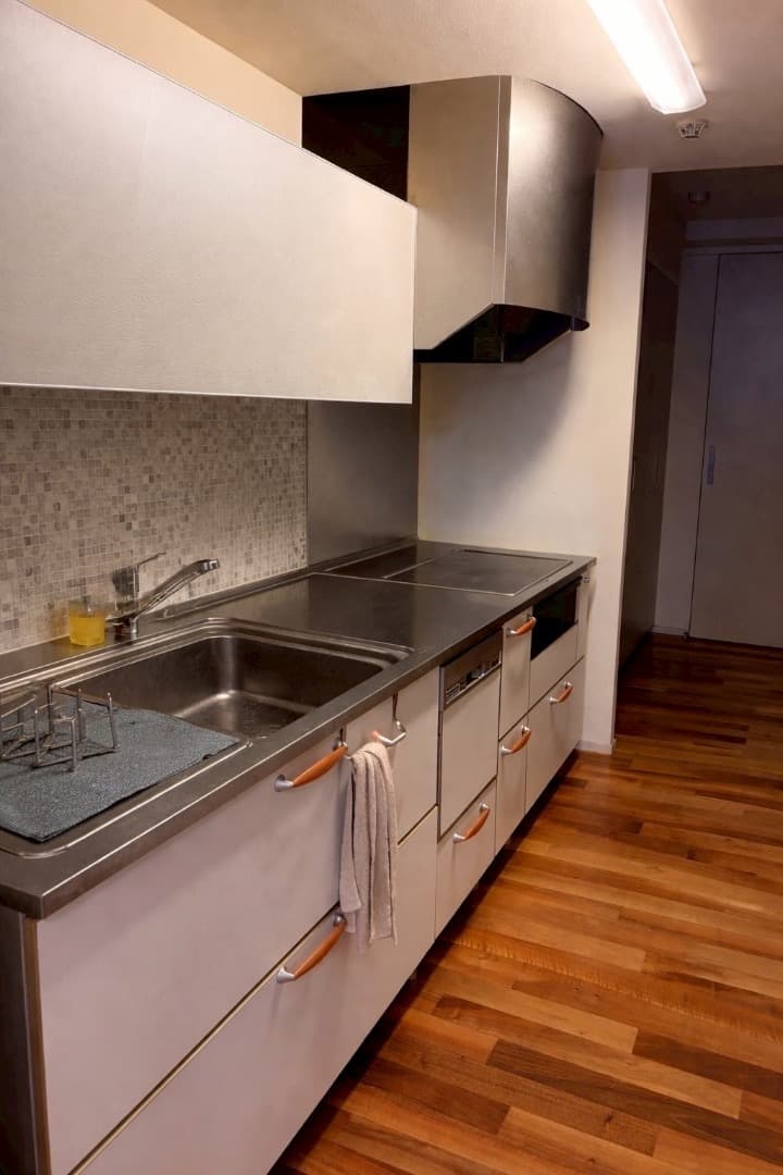 キッチンは広めで料理が捗ります。
TOYOキッチン製で備え付きの収納も十分
食洗機あり。