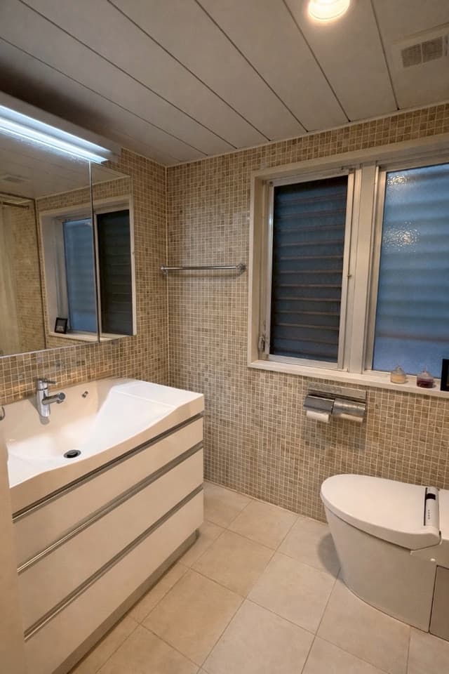 トイレはアメリカンセパレート式。
タンクレスのため存在はないと思います。