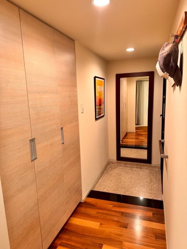 玄関。
備え付けの姿見とコート掛けが充実。
靴も家族3人分収納十分です。