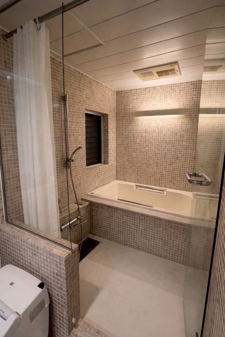 浴室はユニットバスでなく特注。
ホテルライクで広さも十分です