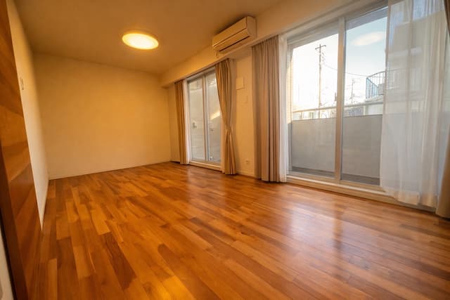 リビングは南向きワイドスパンで日当たり良好。
加えて日が高い夏は部屋の奥までは差し込まず涼しく、冬は2/3くらいまで差し込むためカーテンを開けておけば日中は暖かくエアコンつけない日も多いです。