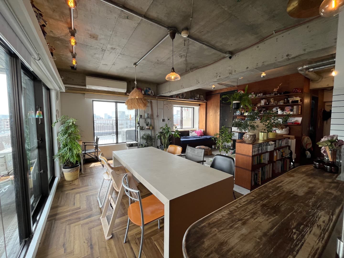 手前がダイニング、奥は小上がり。