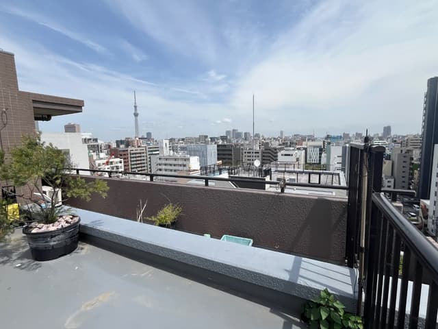 東側は錦糸町や東京スカイツリーを一望できる