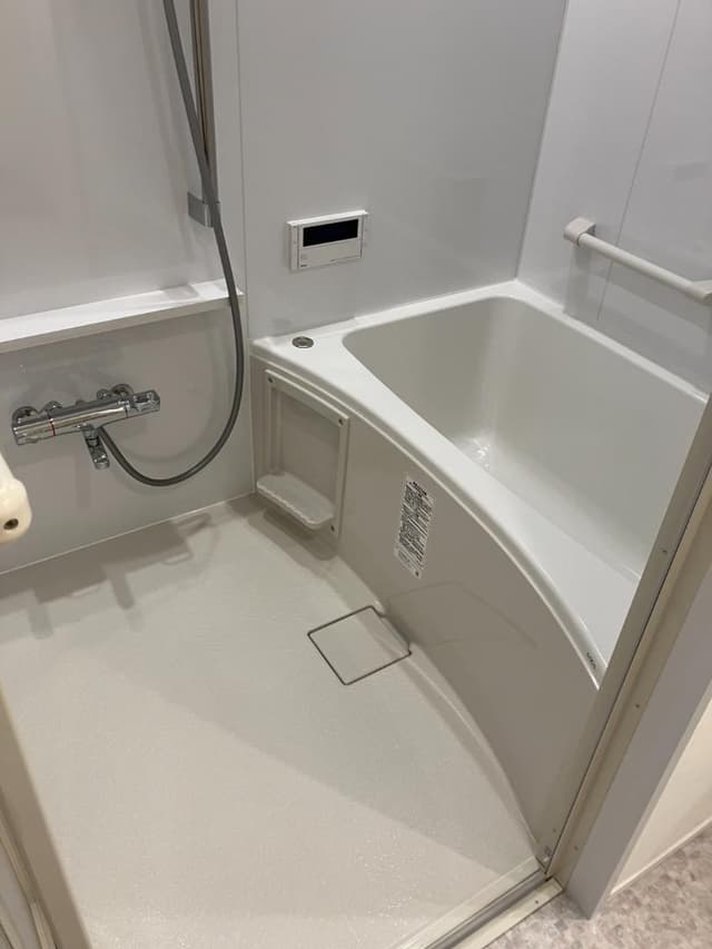 LIXILのホワイトで統一をしたバスルーム
清潔感と空間が広く見えるようグレードの高い
ホワイトの鏡面パネルを採用しました。