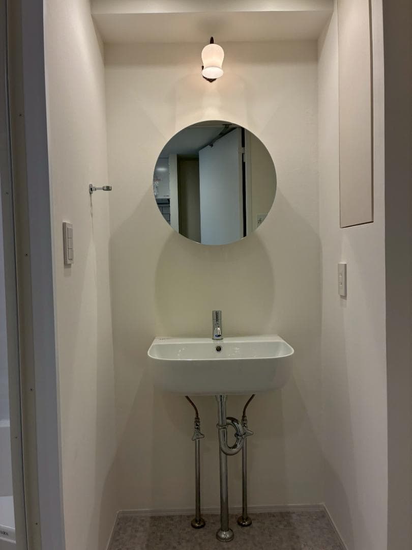 拘りのフルリフォームをした洗面エリアです。
1920年代フランスアンティークのスカラップ型の美しいブラケット(※もし売却するときは一緒にお譲りさせていただきます。)
ミラタップのSUSメタサークル500のミラーキャビネット＊イタリア製スカラベオ社の美しい洗面ボウル＊水栓・排水トラップ・タオルフックは、Vola社 アルネ・ヤコブセンです。